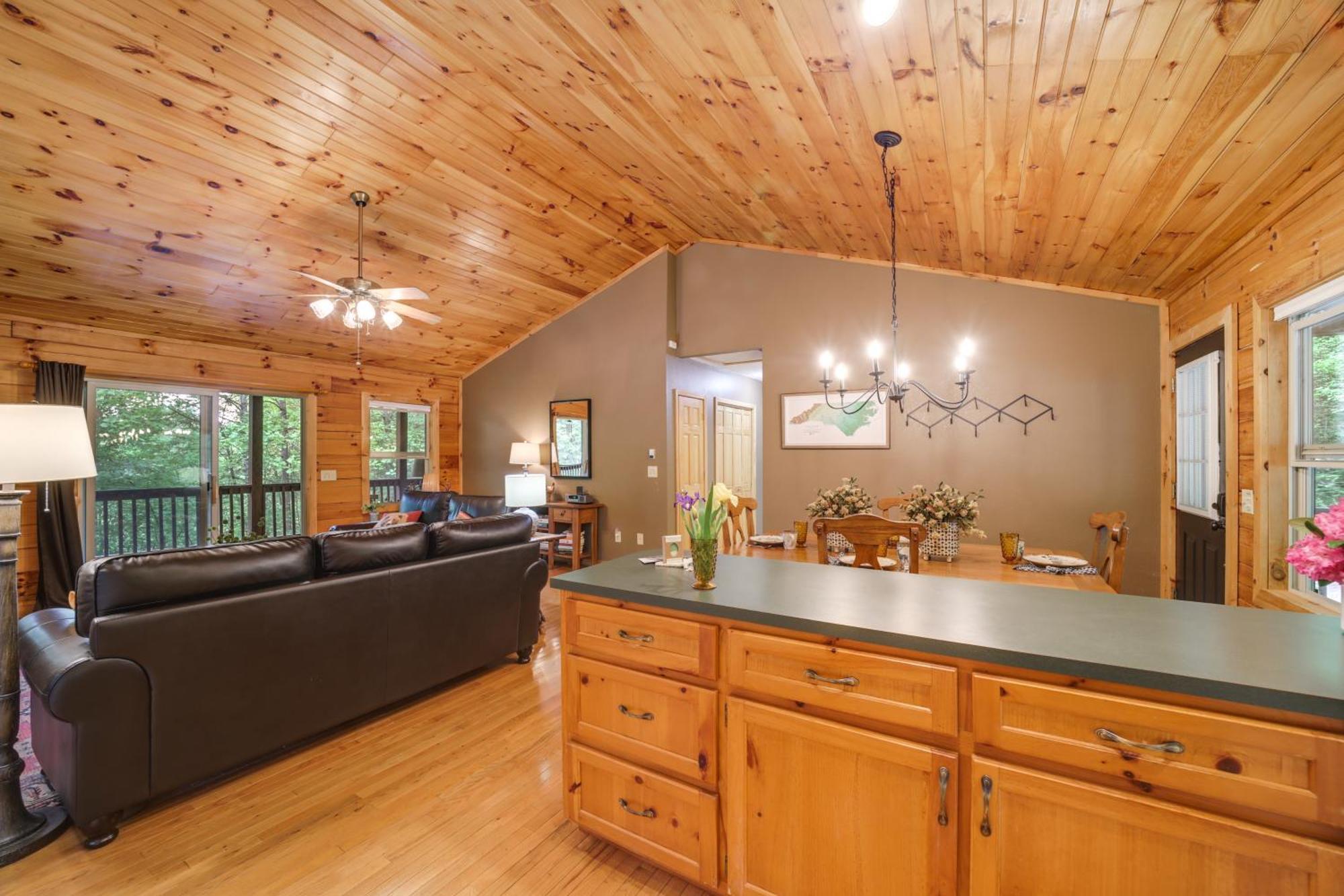 Peaceful Smoky Mountain Cabin With Deck And Fire Pit! Waynesville Εξωτερικό φωτογραφία