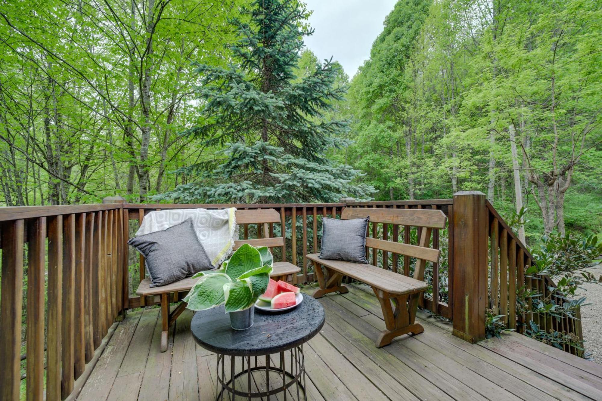 Peaceful Smoky Mountain Cabin With Deck And Fire Pit! Waynesville Εξωτερικό φωτογραφία