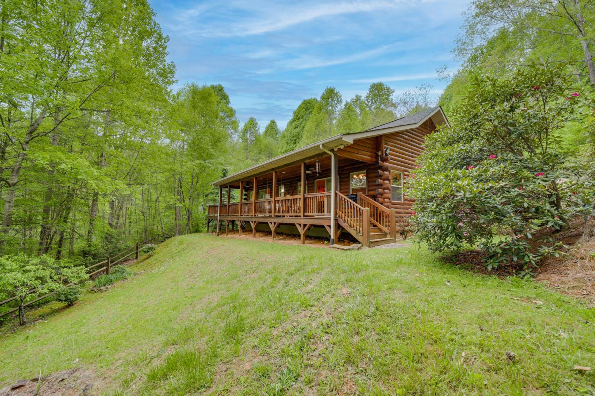 Peaceful Smoky Mountain Cabin With Deck And Fire Pit! Waynesville Εξωτερικό φωτογραφία