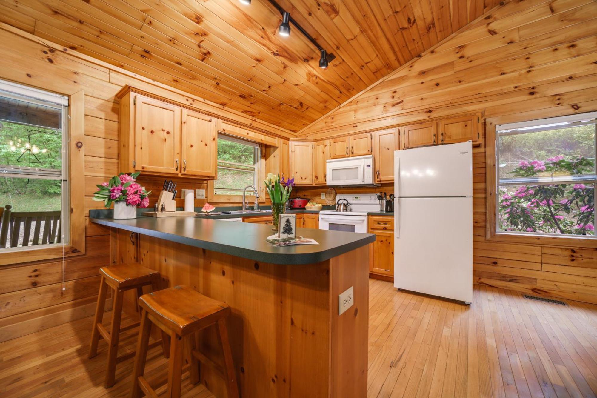 Peaceful Smoky Mountain Cabin With Deck And Fire Pit! Waynesville Εξωτερικό φωτογραφία